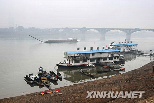 2月19日,船只停泊在水位回升的湘江长沙段渔政码头.