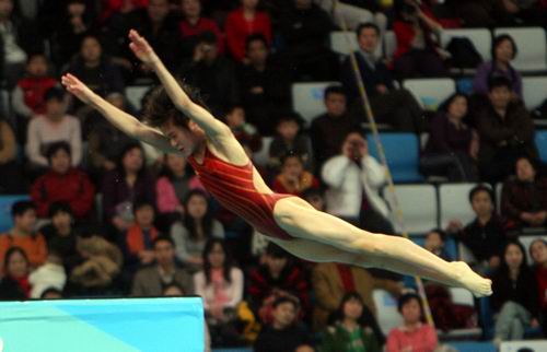 图文:女子10米台半决赛 王鑫离开跳台腾空飞翔