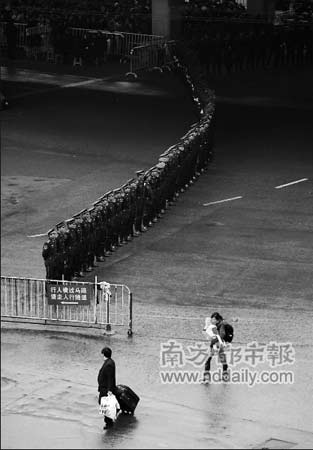 2月4日,火车站广场,武警战士们站成整齐的一排,时刻迎接下一批进入广场的旅客。本报记者方谦华摄