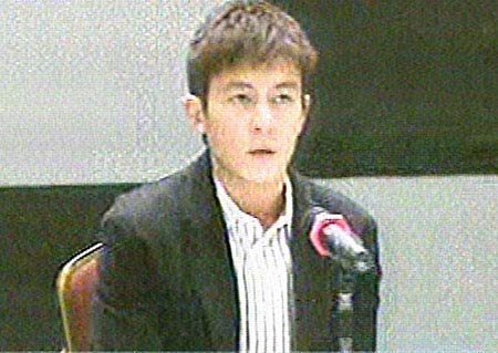 2月21日下午3时，陈冠希在香港召开记者会就“艳照门”事件发表声明