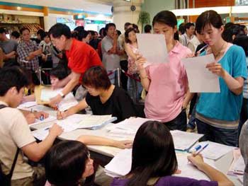香港青年薪金中位数十年跌13% 单身寄生族上