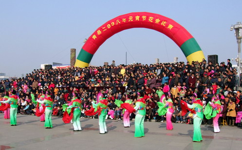 国内要闻 时事   踏着欢快的鼓点,身着喜庆的服装,日前,由青县县委