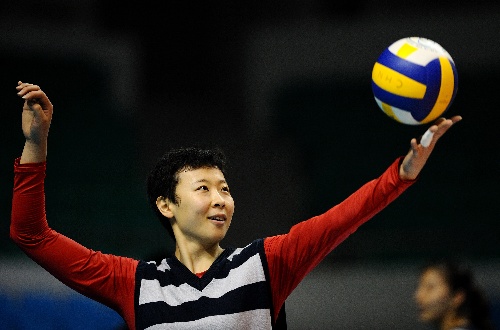 图文:中国女排备战古巴 冯坤在训练中发球