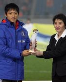 图文:[四强赛]颁奖典礼 最有价值球员金南一