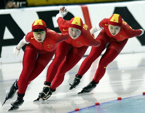 图文:速度滑冰世青赛集体滑 中国队列队冲击