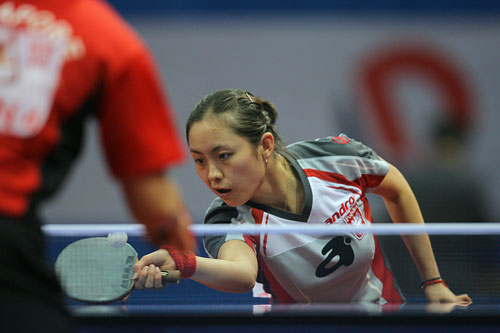 图文:新加坡女队3-1波兰 李倩轻轻推球过网