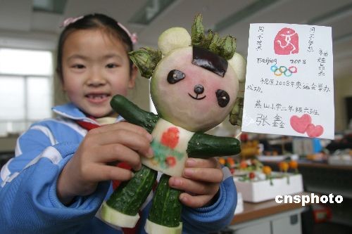 小学生展示自制蔬菜、水果版奥运主题模型