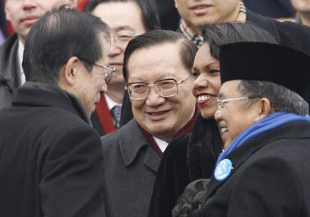 (左起)福田康夫,唐家璇,赖斯,印度尼西亚副总统卡拉亲切交谈