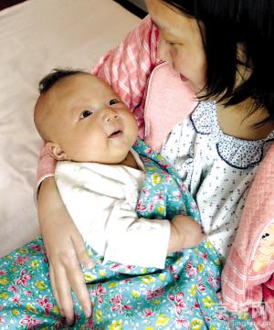 婴儿潮引出催乳职业 粗暴按摩可致乳腺炎