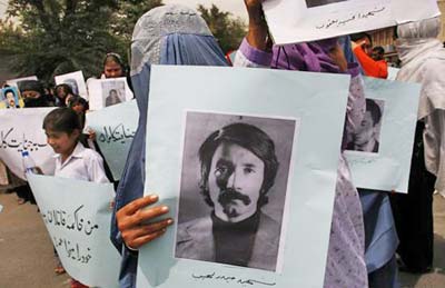 2007年8月5日，阿富汗首都喀布尔，一群阿富汗妇女手持在战乱中死去的家人画像在街头游行示威。这些妇女大多都是寡妇，他们此次游行是为了呼吁国际社会帮助她们寻找死去的亲人的遗体。