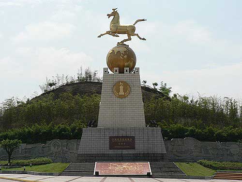 宜宾中国优秀旅游城市标志马踏飞燕雕塑揭面纱