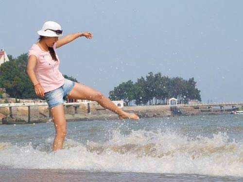图文射箭美女罗迪酷似汤唯美女海边戏水