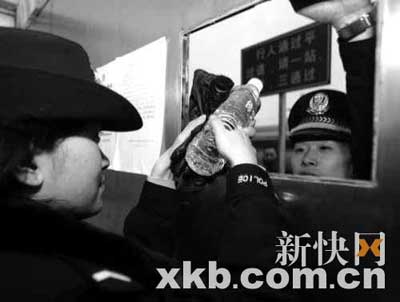 ■警察中的孪生兄妹，他们分别在广州铁路公安处客技站派出所和棠溪派出所，每天的工作只隔着一堵墙，但是很难能见面。 新快报记者 陈昆仑 实习生 林菁/摄