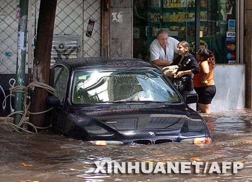 阿根廷首都遭遇洪水袭击地铁和机场关闭(组图