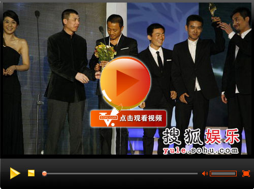 视频：冯小刚导演带领“兄弟连”上台接受荣誉
