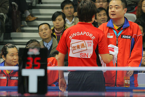 图文：新加坡女团3-0日本 冯天薇倾听教练布置