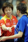图文：女团决赛中国VS新加坡 张怡宁李佳薇握手