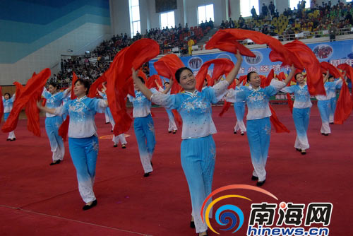 海南百万妇女迎奥运 健身大赛跳舞扭秧歌(组图