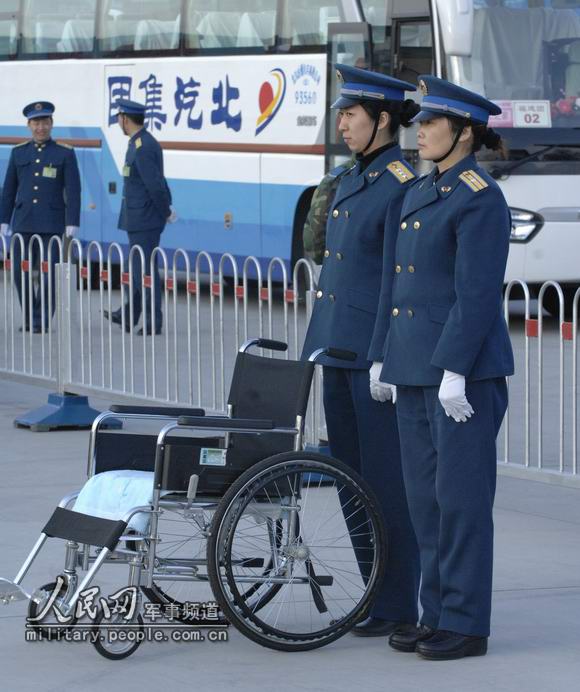 组图:中国空军为两会代表团提供优质服务(9)-搜狐新闻