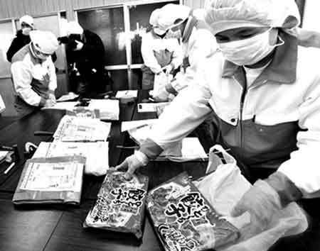 日本工作人员检查从超市召回的产自中国的水饺