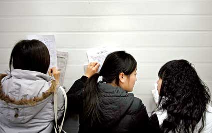 由於現場人太多，3個女生找到會場外一處偏僻角落填寫表格