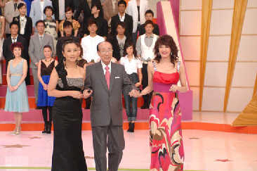 在TVB40周年庆典上，邵逸夫（中）在TVB花旦汪明荃（左）和郑裕玲（右）的陪同下登台亮相