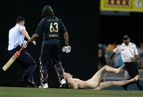 组图:澳大利亚板球赛场 男子裸奔遭遇罕见一幕-搜狐体育