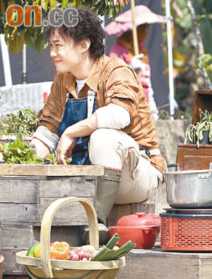 陈奕迅一身型爆厨师Look，在番茄园拍摄广告。