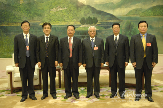 参会领导合影(图)