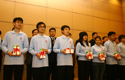 领导为志愿者代表颁发《北京奥运志愿者法律知识手册》.