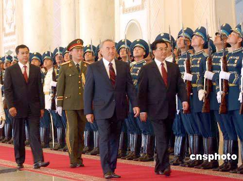 2005年纳扎尔巴耶夫举行仪式欢迎胡锦涛主席