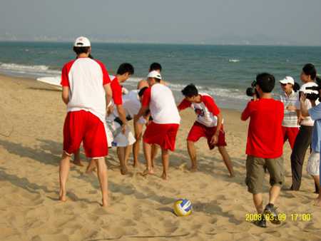 图文:国家男女篮海边玩沙排 沙滩上嬉闹