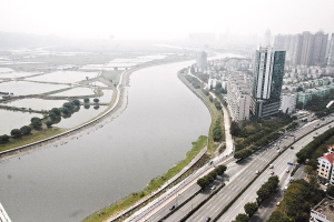 深圳河将深港分为两地,河套地区的开发引人关注(图右侧为深圳界,图