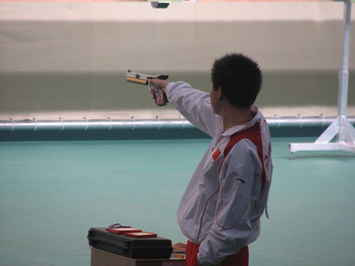图文：男子射击奥运选拔赛 目不转睛标准射击