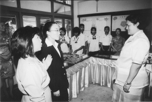 诗琳通公主（右）与志愿者李志敏交谈（前排中）。