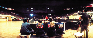1971年，美国乒乓球队女队员正在观看队友与中国队的比赛。 华盖 图