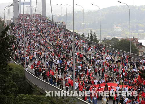 当日，伊斯坦布尔举行一年一度的横跨欧亚群众性跑步活动。 新华社/路透 