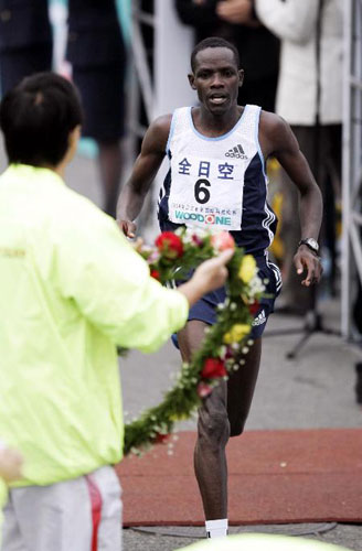2004北京国际马拉松赛 伊色格获亚军