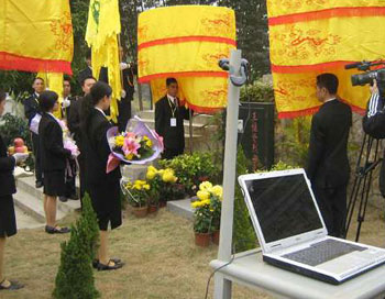 香港人参与内地网络拜祭 现场扫墓同步网络直播