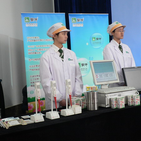 蒙牛公司总裁助理刘卫新现场演示生产过程食品质量控制环节