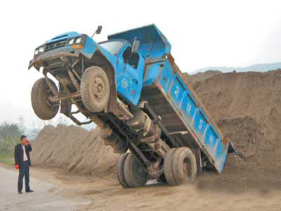 货车卸沙时坐进沙堆被称最牛货车图
