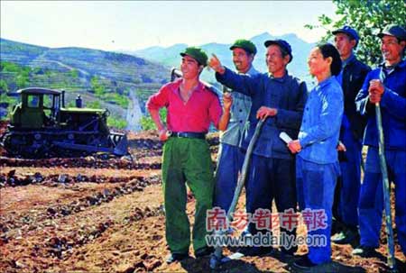1975年10月许林在河北遵化摆拍《老、中、青三结合好》。