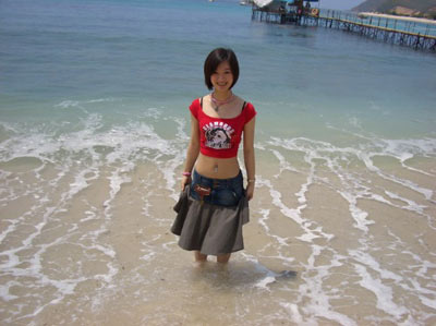 组图:中国冰舞美女黄欣彤 海滩写真秀清纯微笑