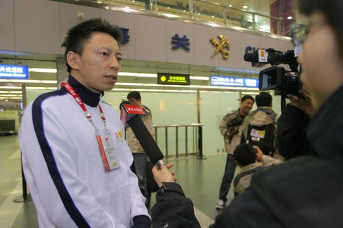 搜狐公司董事局主席兼首席执行官张朝阳在机场接受采访