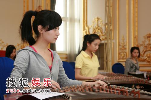 演员白冰在弹古筝图片