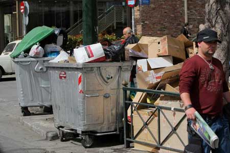 2008年3月20日，希腊首都雅典街头的垃圾箱。版权作品 请勿转载