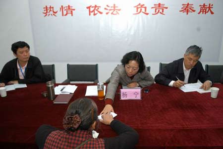 杨宁副市长接待前来反映问题的老太太