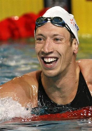 图文:法国名将破100米自由泳世界纪录 咧嘴