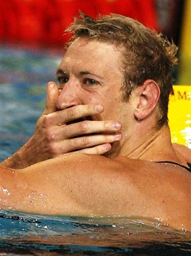 图文:法国名将破100米自由泳世界纪录 喜不自