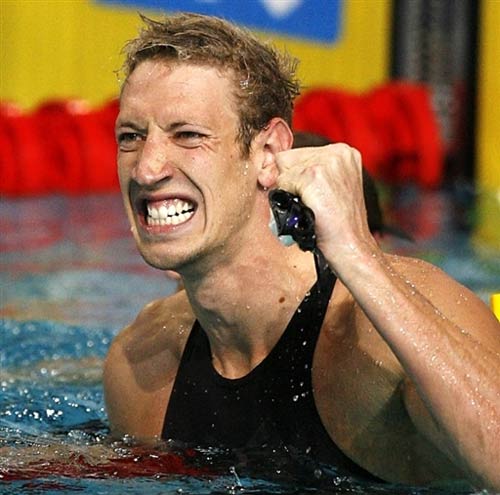 图文:法国名将破100米自由泳世界纪录 挥拳庆